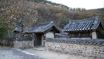 낙엽이 뒹구는 길,경상남도 의령군